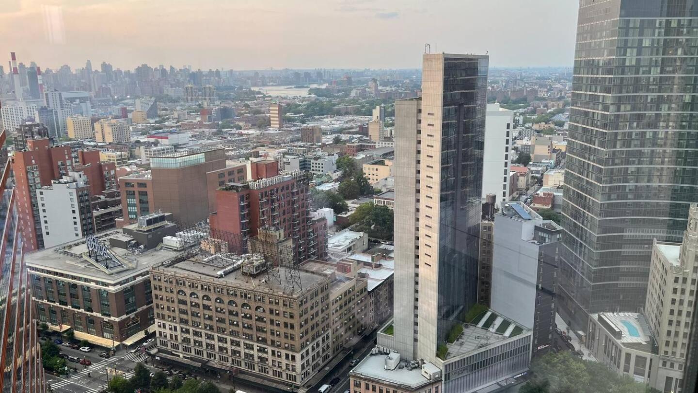 Luxury 2 Bedrooms 2 Bathrooms Corner Breathtaking Views Modern Retreat Apartment